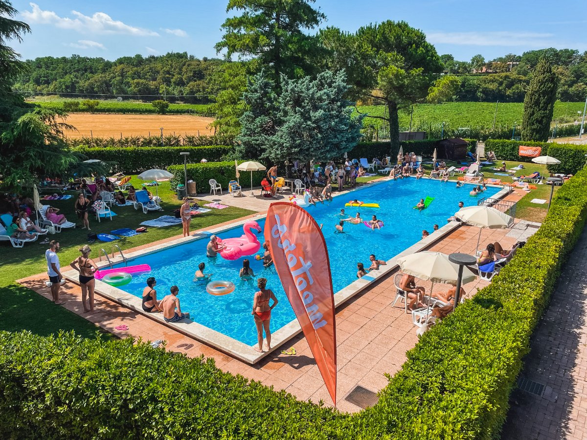 Ferragosto al Lago di Garda: Festa in Piscina, Musica e Divertimento!