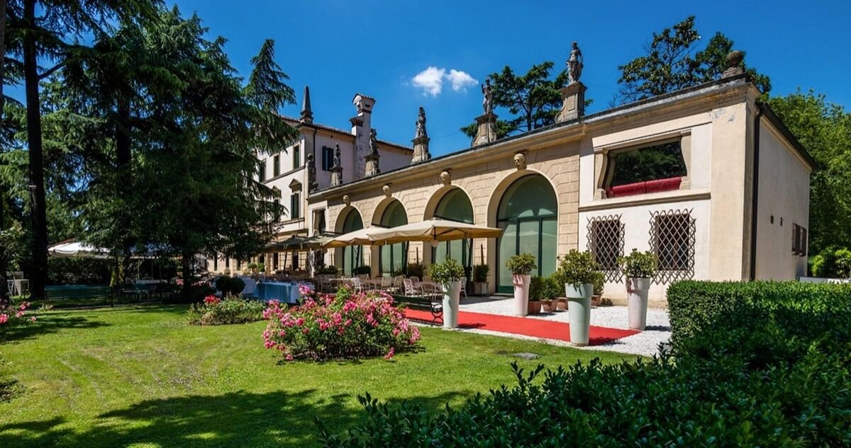 Serata tra pizza e musica a bordo piscina in una Villa del 1800 con Pernottamento in Hotel