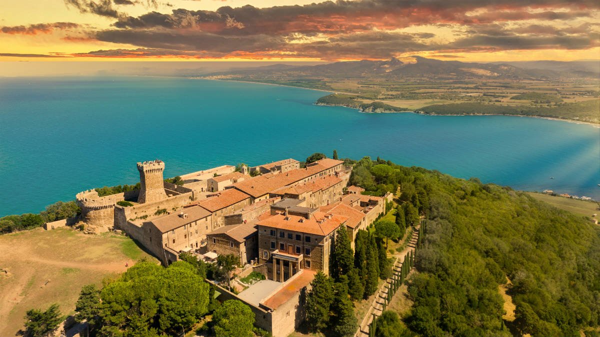 YOGA RETREAT IN TOSCANA: Mare, Tramonti e Borghi Medievali